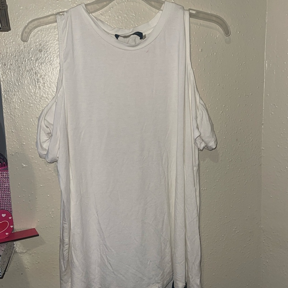 Women’s white sleeveless shirt with tassels